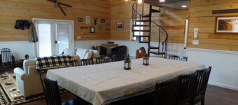 Cozy Cabin in the woods with pool table!
