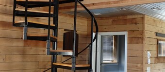 Cozy Cabin in the woods with pool table!