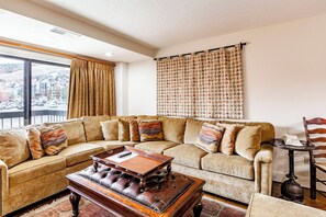 智能電視、壁爐、DVD 播放機