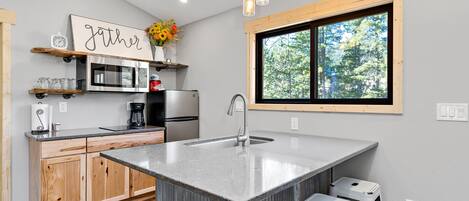 Refrigerador, microondas, parrilla de estufa y cafetera y tetera