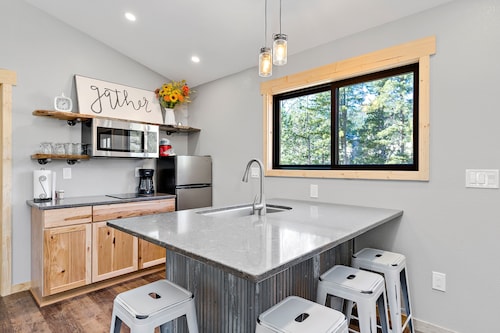 Very nice, newer cabin with 2 bedrooms.