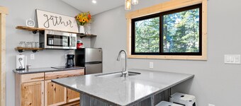 Very nice, newer cabin with 2 bedrooms.