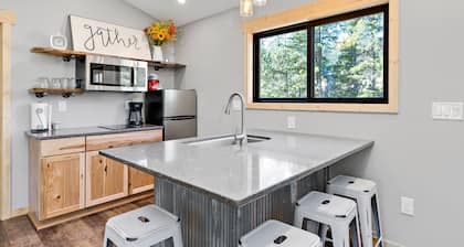 Very nice, newer cabin with 2 bedrooms.