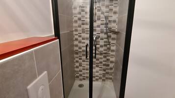 Douche, serviettes fournies, papier toilette