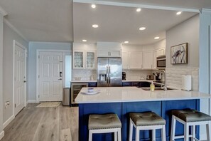 Full-sized fridge, microwave, oven, stovetop