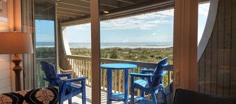 Oceanfront - 2 Bedroom 2 bathroom newly renovated Condo