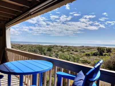 Oceanfront - 2 Bedroom 2 bathroom newly renovated Condo