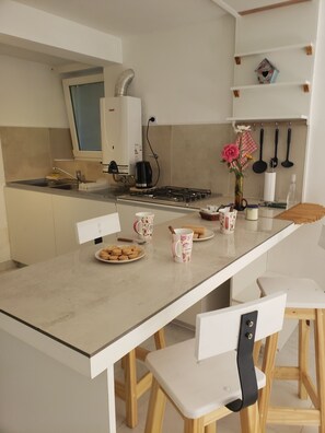 Refrigerador, microondas, tetera/pava eléctrica, tostadora