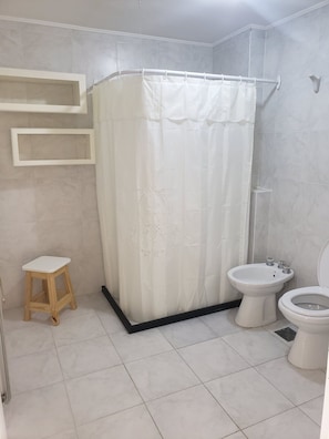 Dutxa, bidet, tovalloles i sabó