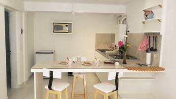 Refrigerador, microondas, tetera/pava eléctrica, tostadora