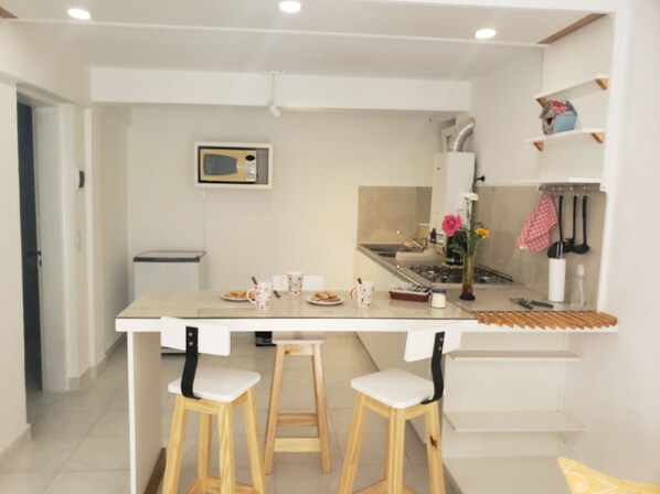 Refrigerador, microondas, tetera/pava eléctrica, tostadora