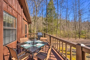 Outdoor dining - Creekside Cabin in the Blue Ridge Mountains! (Blue Ridge)