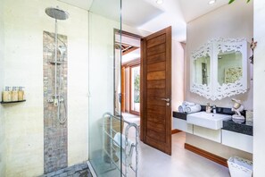 Dusche, Haartrockner, Handtücher