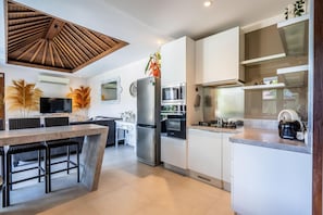 Réfrigérateur, micro-ondes, four, plaque de cuisson