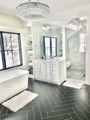 Combined shower/tub, hair dryer, towels, soap - Dreamy Mountain Escape (Larkspur)