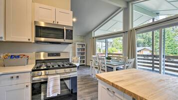 Fridge, microwave, stovetop, dishwasher
