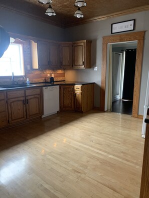 Fridge, microwave, oven, stovetop - The Monroe House (Great Bend)
