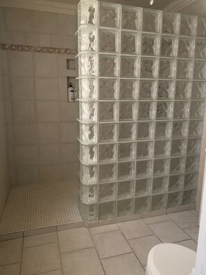 Een douche, een haardroger, handdoeken, zeep