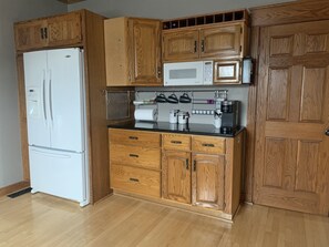 Jääkaappi, mikroaaltouuni, uuni, liesi