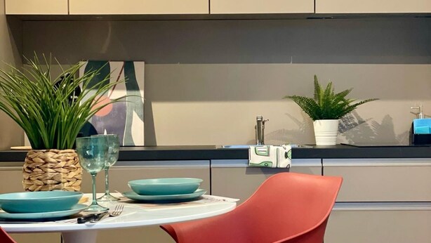 Una cocina moderna con comedor.