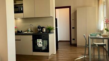 Réfrigérateur, micro-ondes, plaque de cuisson, cafetiÚre/bouilloire