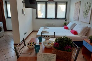 Iron/ironing board, Internet, bed sheets