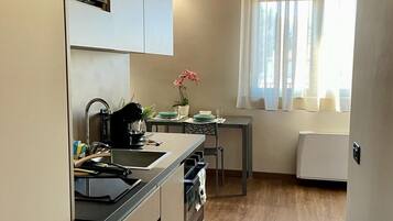 Een koelkast, een magnetron, een kookplaat