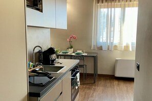 Kühlschrank, Mikrowelle, Herdplatte, Wasserkocher mit Kaffee-/Teezubehör