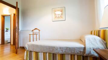 4 camere, una scrivania, ferro/asse da stiro, Wi-Fi