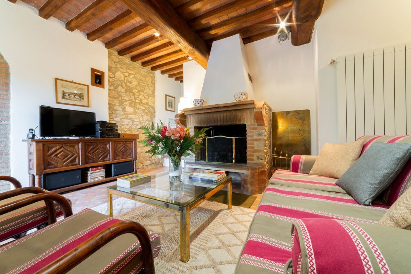 TV, caminetto, lettore DVD, impianto stereo