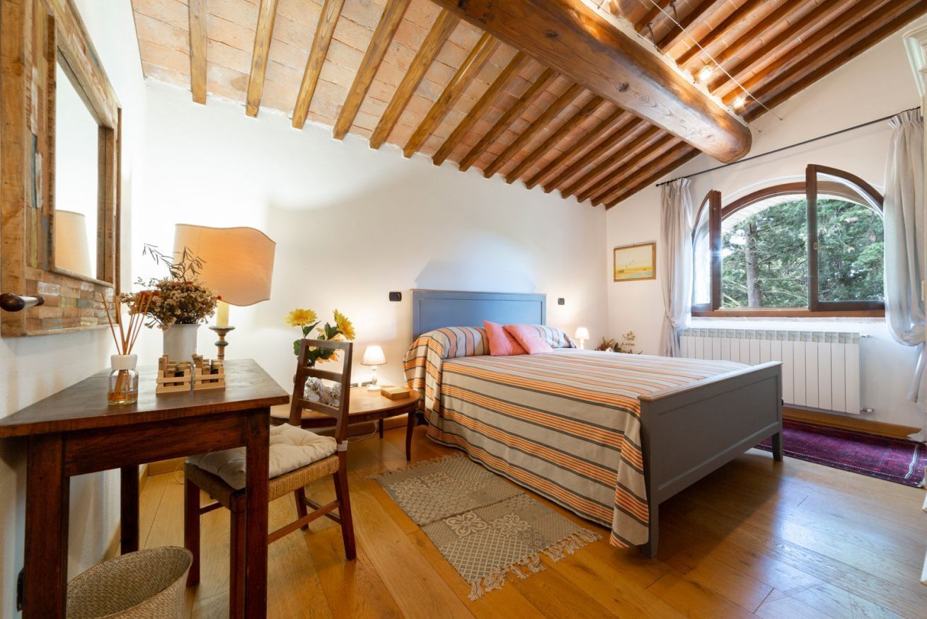 4 camere, una cassaforte in camera, una scrivania, ferro/asse da stiro