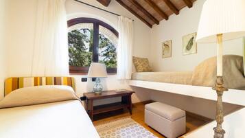 4 chambres, coffres-forts dans les chambres, bureau