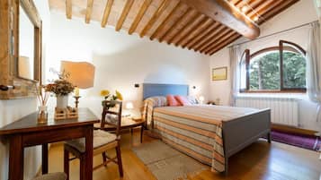 4 slaapkamers, een kluis op de kamer, een bureau