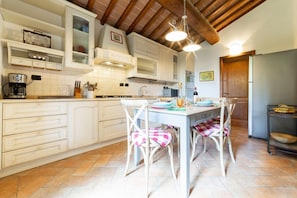 Réfrigérateur, four, plaque de cuisson, lave-vaisselle