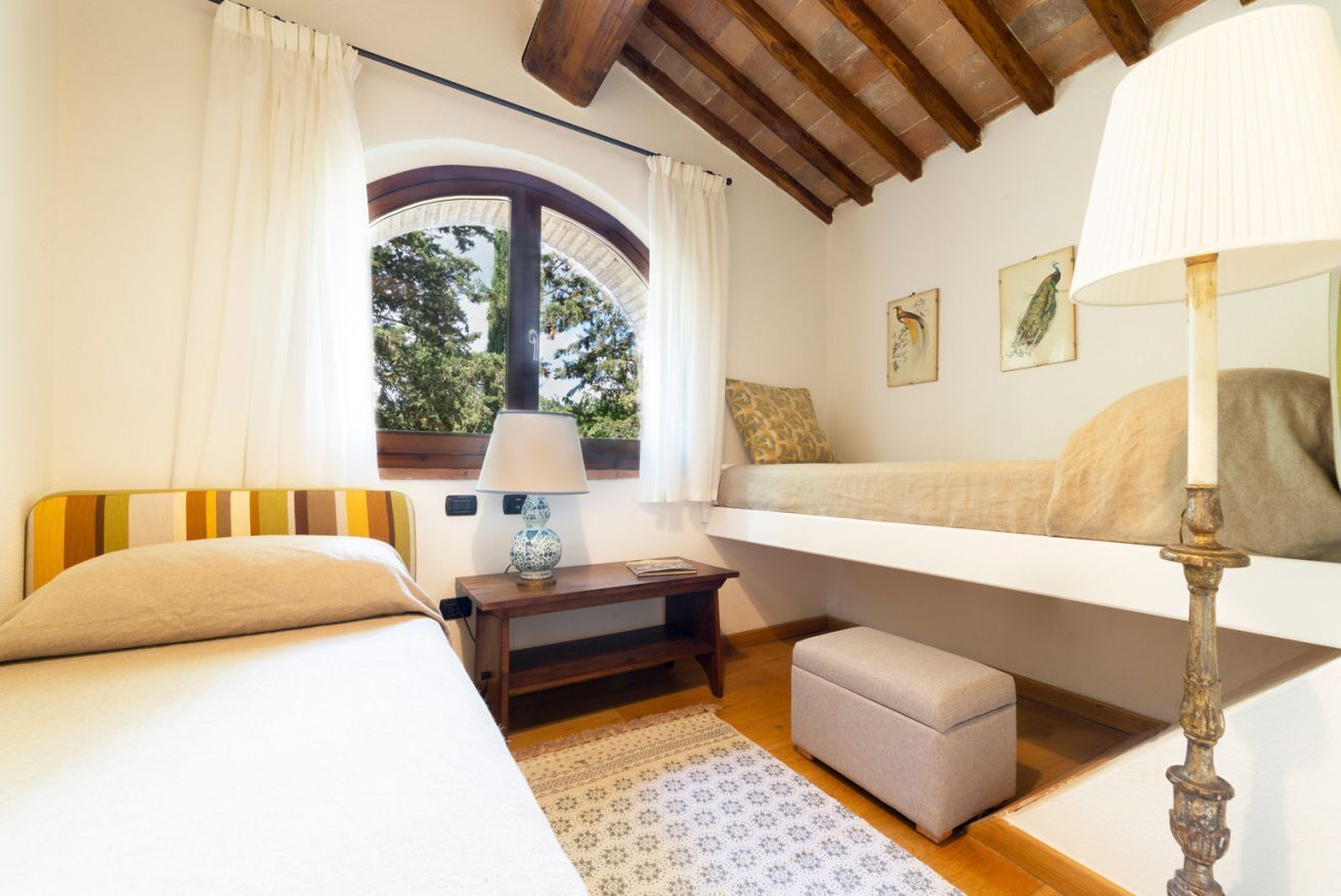 4 chambres, coffres-forts dans les chambres, bureau