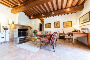 TV, peis, DVD-spiller og stereoanlegg