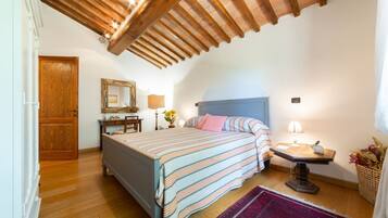 4 Schlafzimmer, Zimmersafe, Schreibtisch, Bügeleisen/Bügelbrett