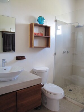 Douche, sèche-cheveux, serviettes fournies, savon