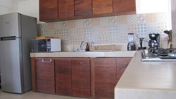 Frigorífico, microondas, placa de cocina y cafetera o tetera