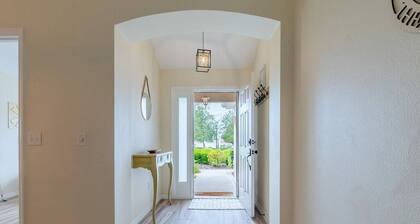 Pool, golf cart, private Paradise!