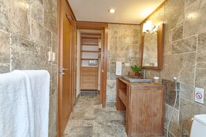 Handtücher, Seife, Shampoo, Toilettenpapier