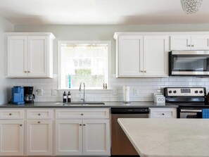 ثلاجة، موقد طهي مسطح، غسالة أطباق، ماكينة لصنع القهوة/الشاي