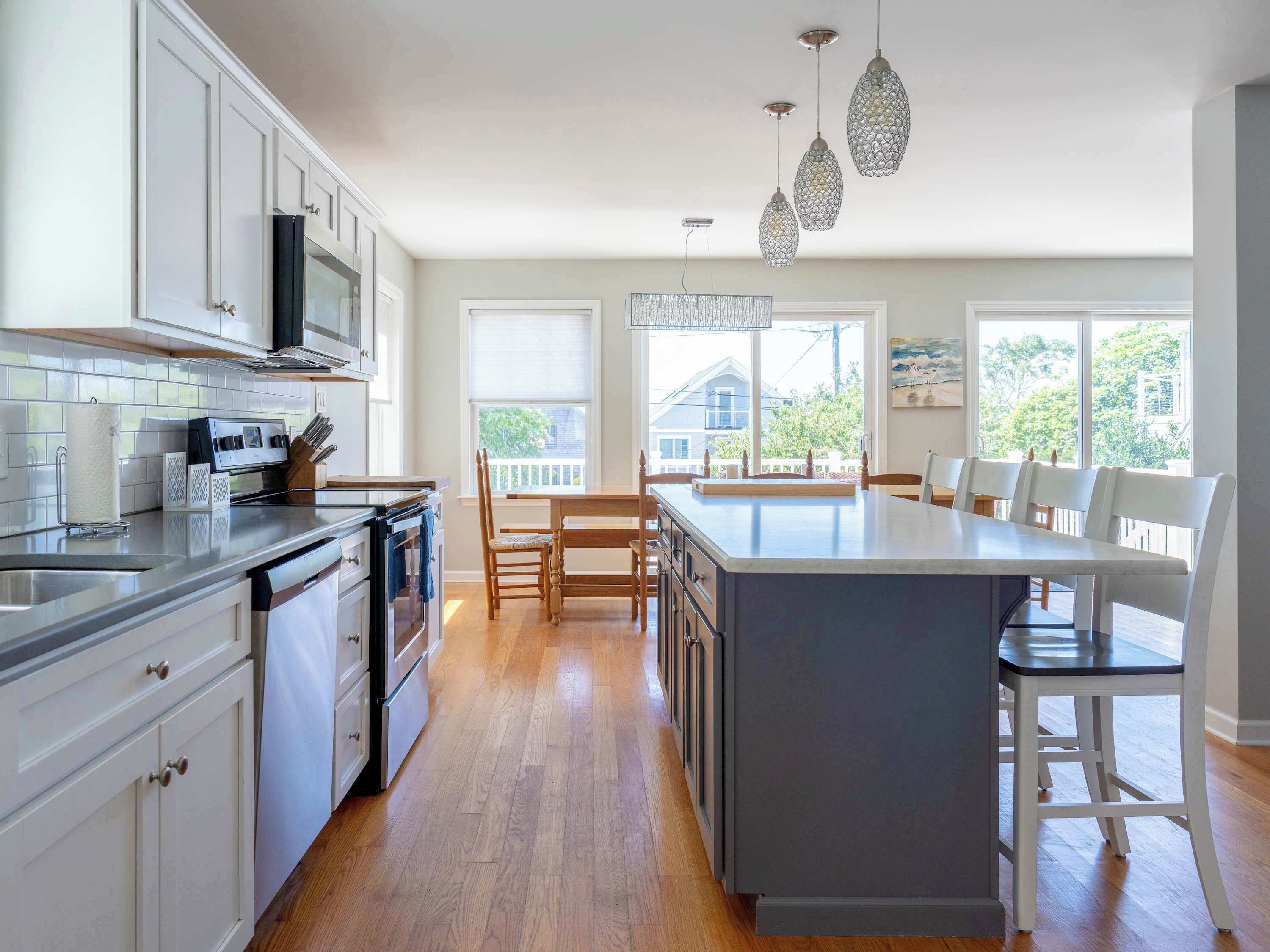 Frigorífico, placa de cocina, lavavajillas y cafetera o tetera