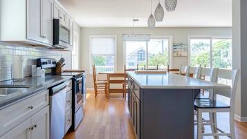 Réfrigérateur, plaque de cuisson, lave-vaisselle, cafetiÚre/bouilloire