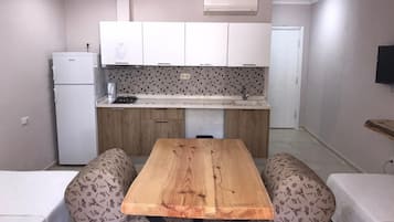 Geladeira grande, moedor de café