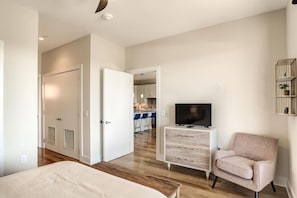 2 bedrooms, desk, iron/ironing board, WiFi