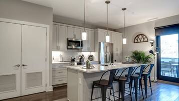 Refrigerador, microondas, horno y parrilla de estufa