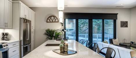 ثلاجة، ميكروويف، فرن، موقد طهي مسطح