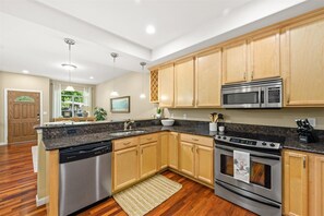 Kylskåp, mikrovågsugn, ugn och spishäll