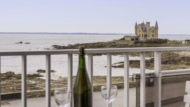 A balcony with a view of a castle by the sea. - Le Grand Large by Interhome (Quiberon)